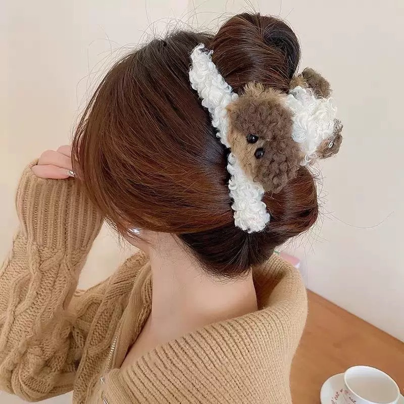Cute curly puppy claw clip ~ Autumn and winter plush hair clip for women's back of the head 2024 new style gentle large shark clip Application Scenario