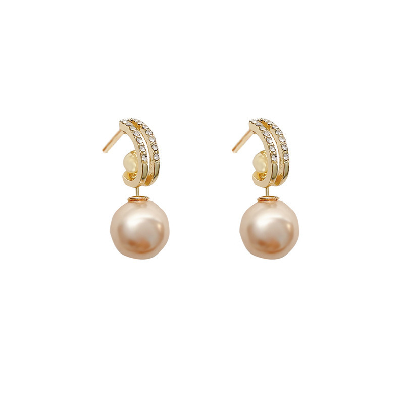A new 2025 women's multi-pearl earring, a light luxury, niche and high-end style earring, a trendy and elegant ear accessory Item Picture