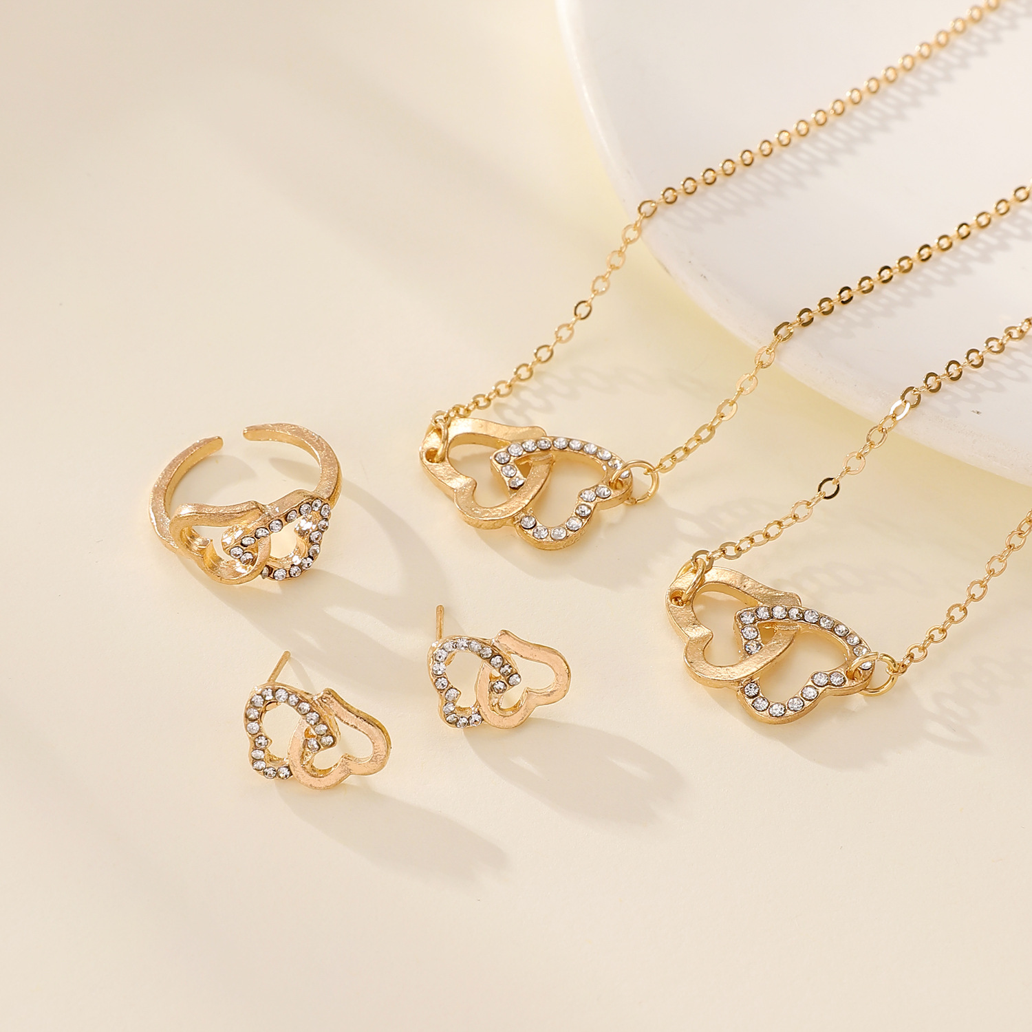 European and American diamond-encrusted double-ring heart-shaped earrings, rings, bracelets, necklaces, four-piece jewelry sets, women's fashion and high-end feel Application Scenario
