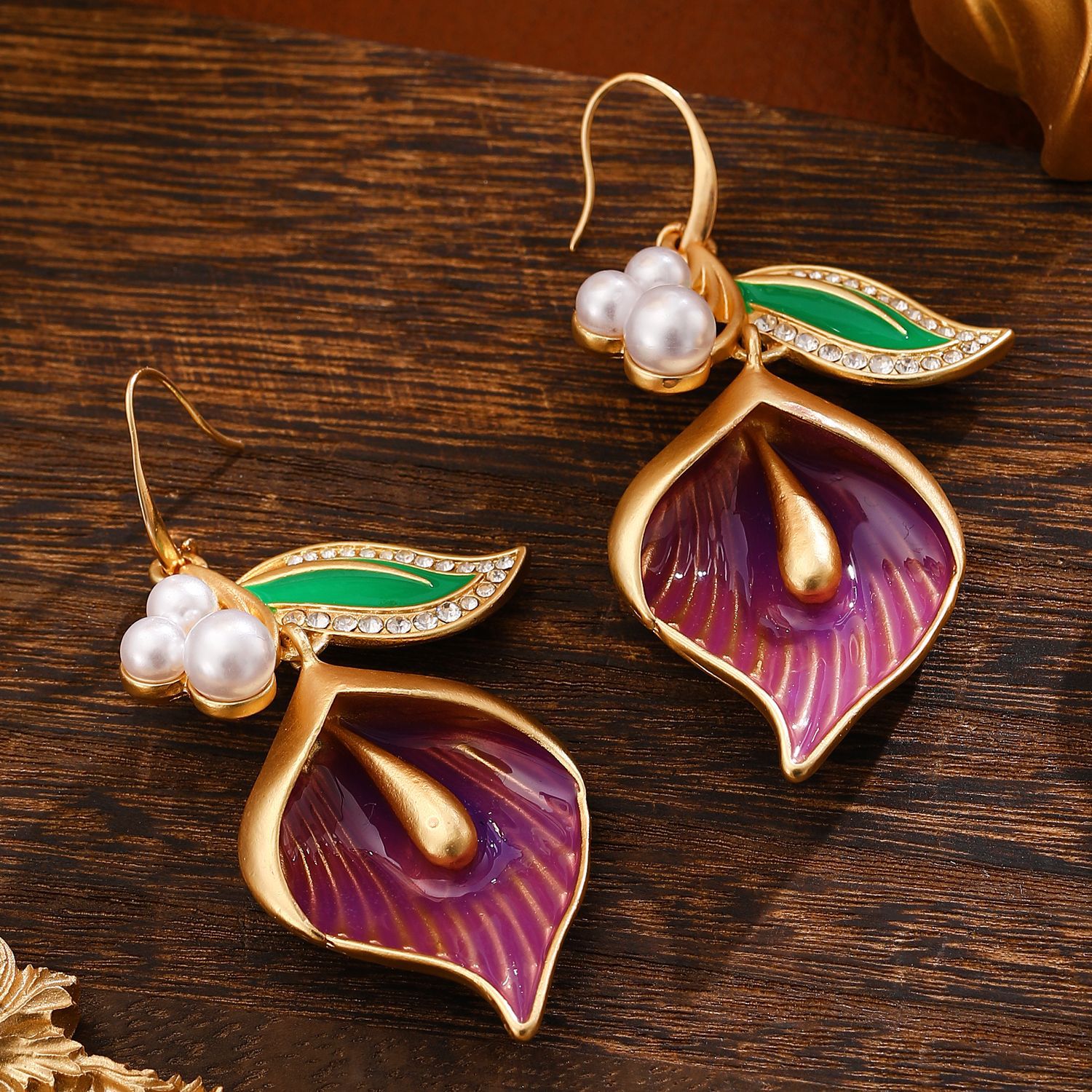 European and American fashion pearl calla lily flower earrings, enamel drop glaze, light luxury and high-end earrings, women's medieval court Application Scenario