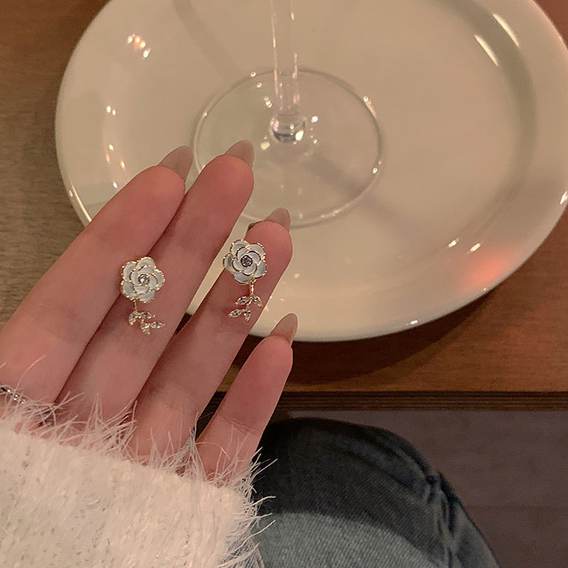 French fresh and delicate white camellia earrings, a niche design for women, small and diamond-encrusted, exquisite and versatile stud earrings Specification drawing