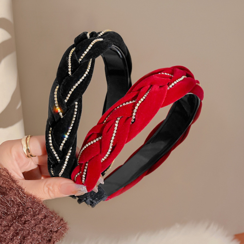 This trendy retro rhinestone velvet braid headband exudes a French high-end vibe. It features a wide-brimmed headband with a high top of the head and small hair accessories that accentuate the face details Picture