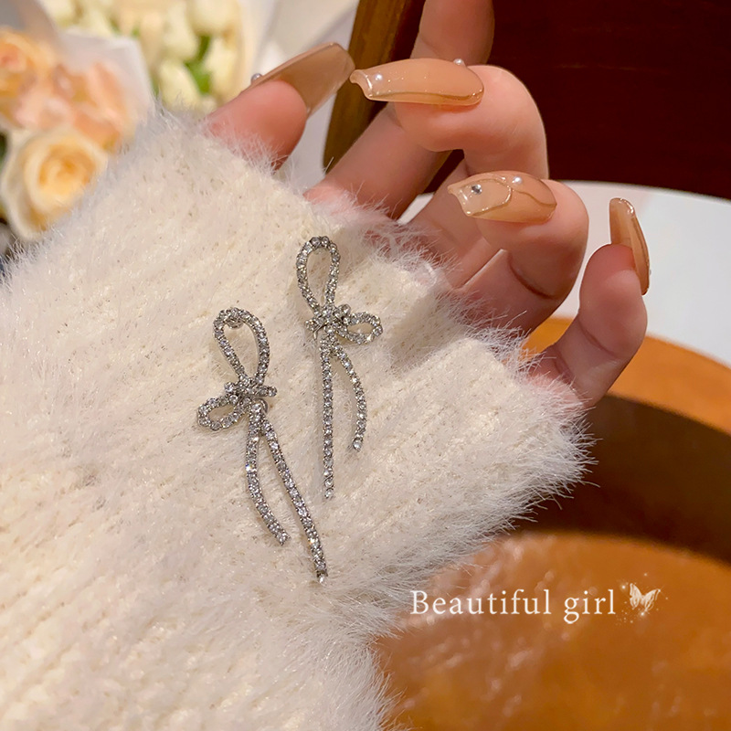Diamond-encrusted zircon bow stud earrings for women, a unique, light luxury and high-end look, a popular online celebrity earrings wholesale in 2024 details Picture