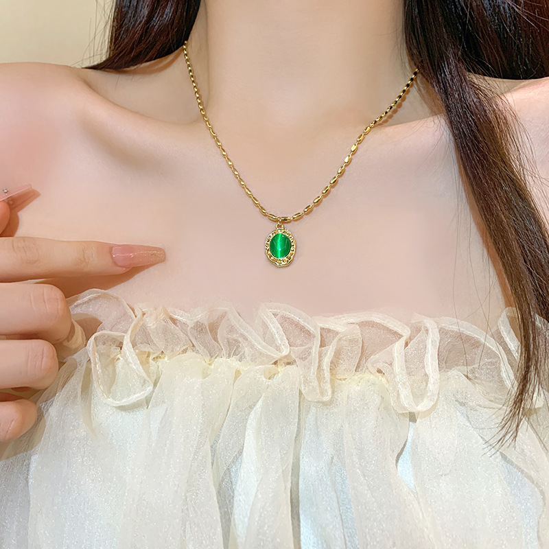 Retro light luxury emerald cat's eye necklace for women 2023 new style, trendy and high-end design sense, personalized and versatile collarbone chain details Picture