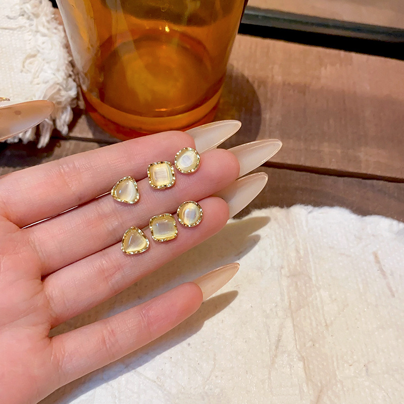 Korean-style simple and individual cat's eye stone set ear studs, versatile for women, niche and high-end, ear-piercing earrings, and elegant earrings Specification drawing