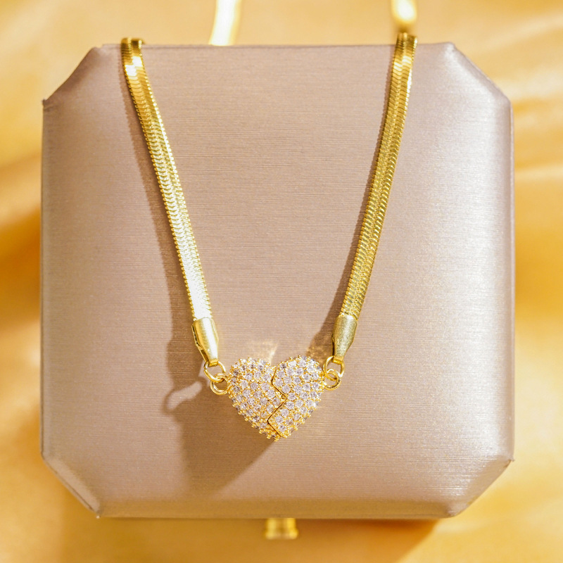 This is an openable full-diamond magnetic heart-shaped necklace with a unique and light luxury design for women. It features a blade chain heart-shaped pendant as a light luxury accessory details Picture