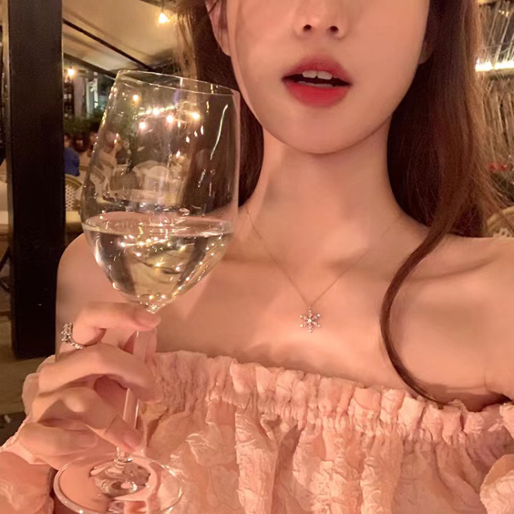 Rotatable snowflake titanium steel necklace, a high-end, light luxury diamond-encrusted octagonal star pendant, a niche new collarbone chain Specification drawing