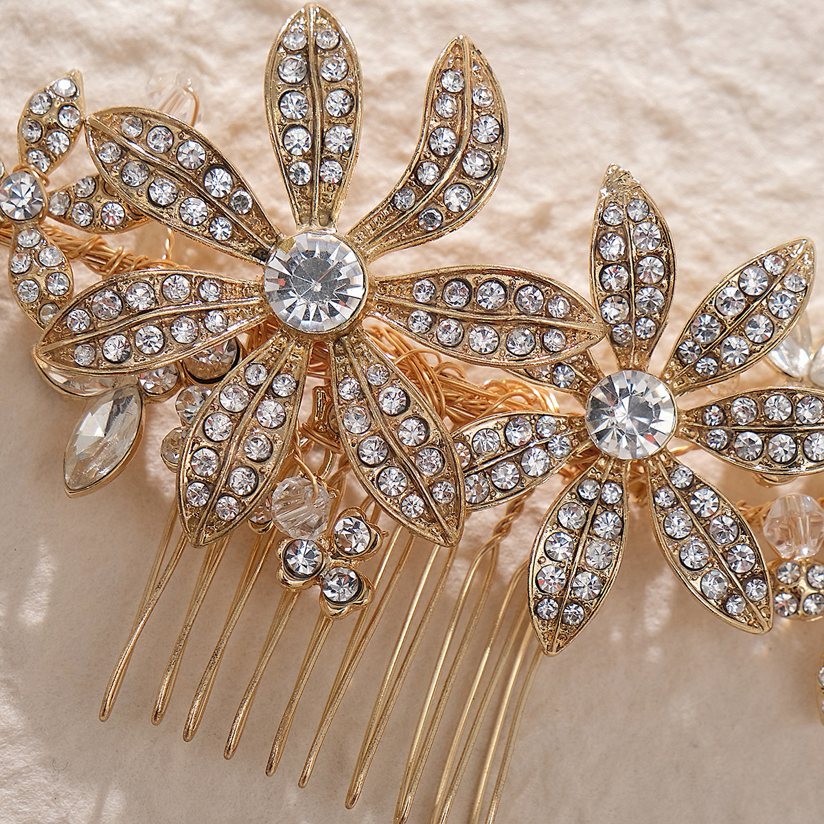 European and American simple and versatile bridal hair accessories, flower and pearl hand-inserted combs, wedding dress and makeup curls, alloy rhinestone hair combs Application Scenario