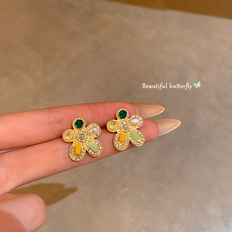 Diamond-encrusted asymmetrical flower stud earrings, elegant and fashionable European and American cross-border earrings, high-end and exquisite light luxury earrings full figure