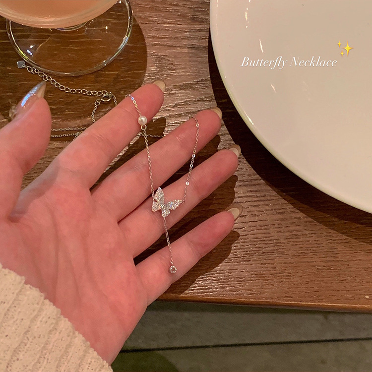 A super ethereal and elegant bow pearl necklace for women, with a light luxury, niche and high-end feel, is versatile and personalized. It's a best-selling collarbone chain accessory details Picture