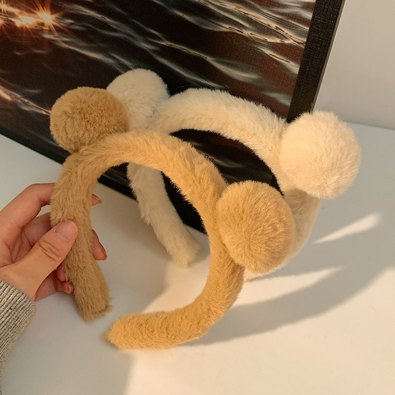 Autumn and winter bear ear plush hairband, cute cartoon, special hairpin for girls to wash their faces and apply masks, furry headband details Picture