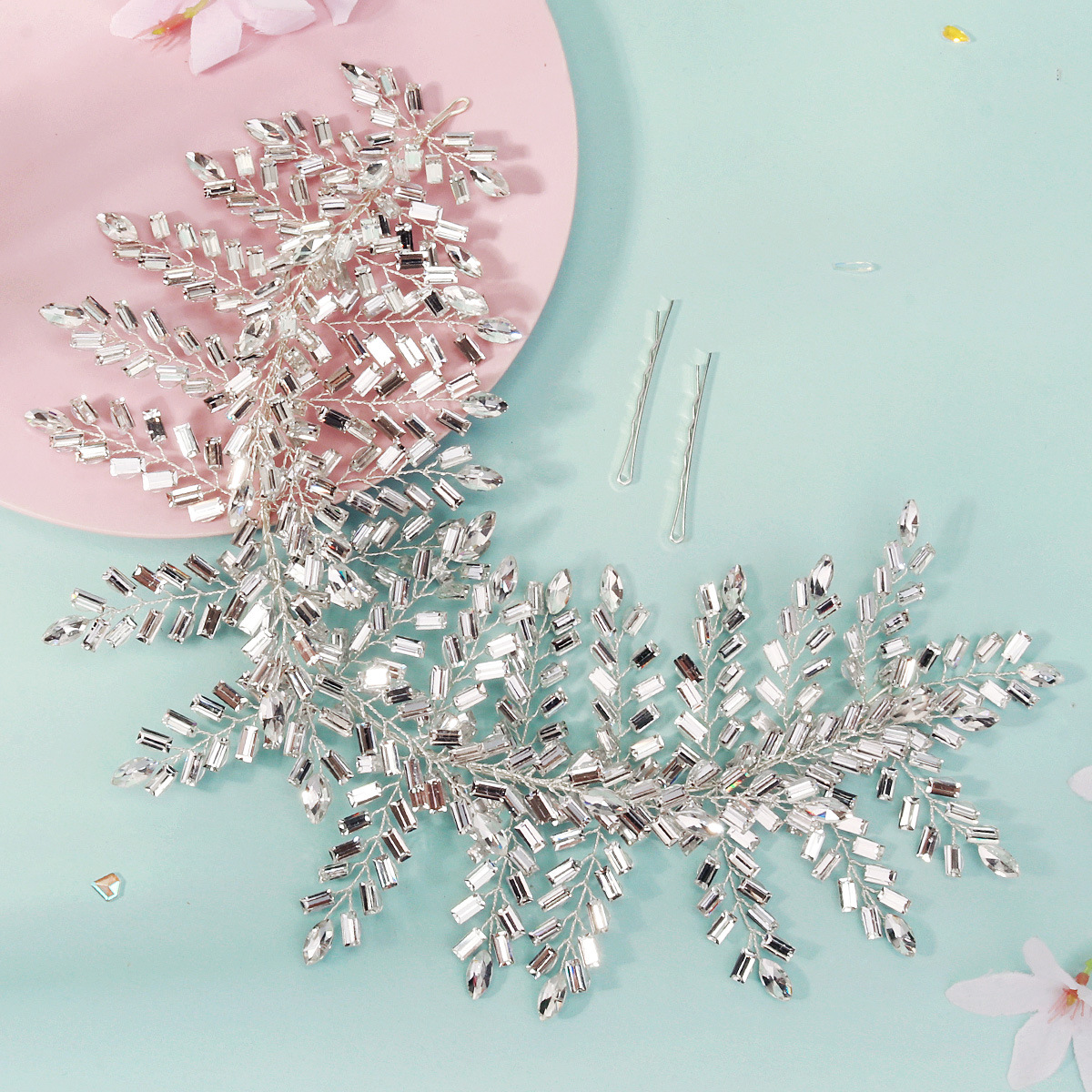 A niche, exaggerated and luxurious bridal headband, hand-wound thread, drill bit, performance, fashion show accessory, wedding banquet headwear full figure