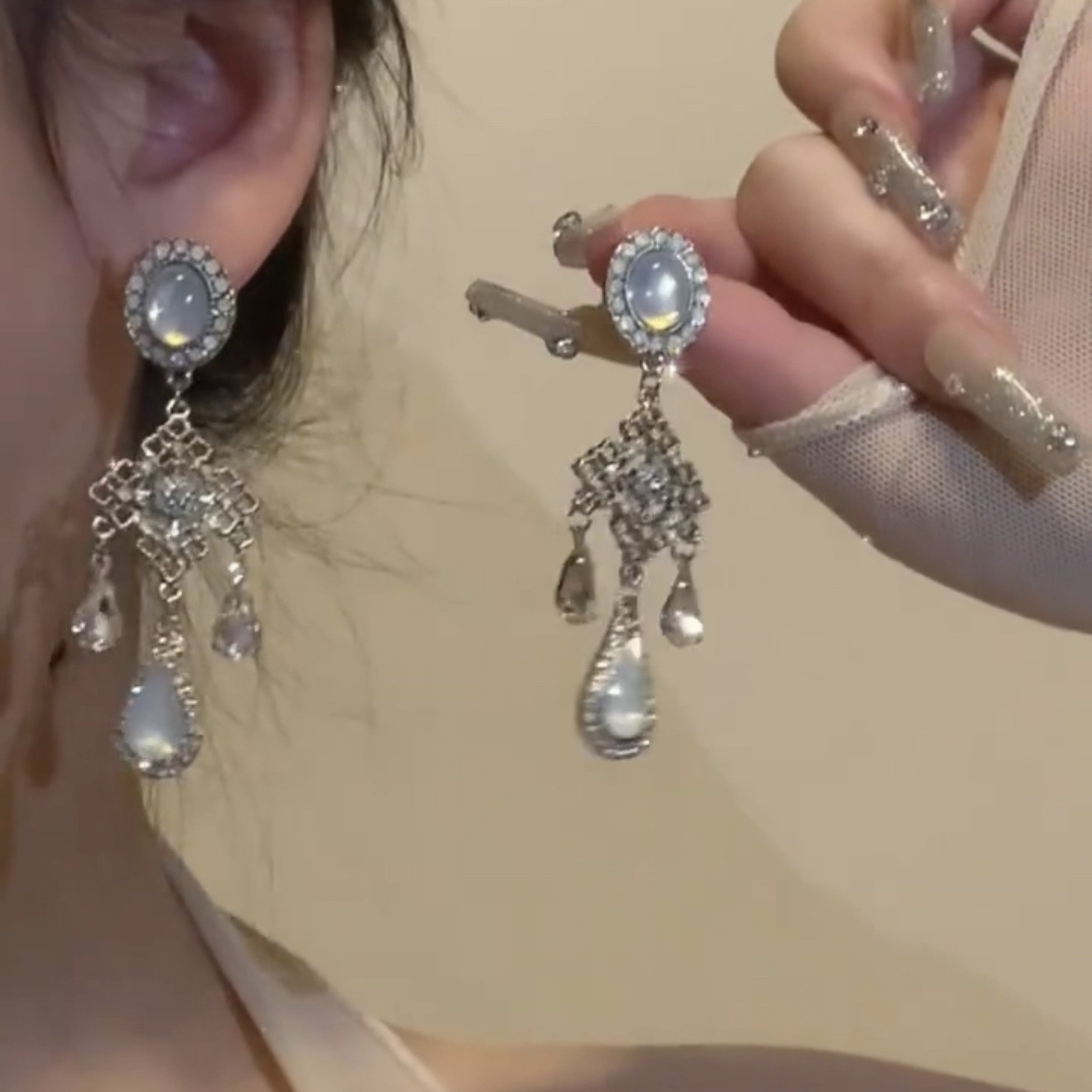 Silver needle diamond-encrusted oval water drop geometric tassel stud earrings, Korean-style light luxury high-end earrings, individual and elegant earrings full figure