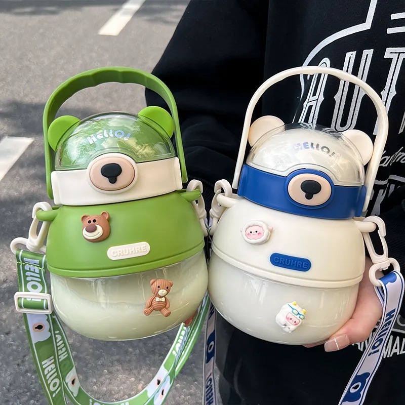 The new bear plastic cup is of high appearance level, a portable large-capacity water bottle for students and children, and a portable outdoor girls' cup full figure