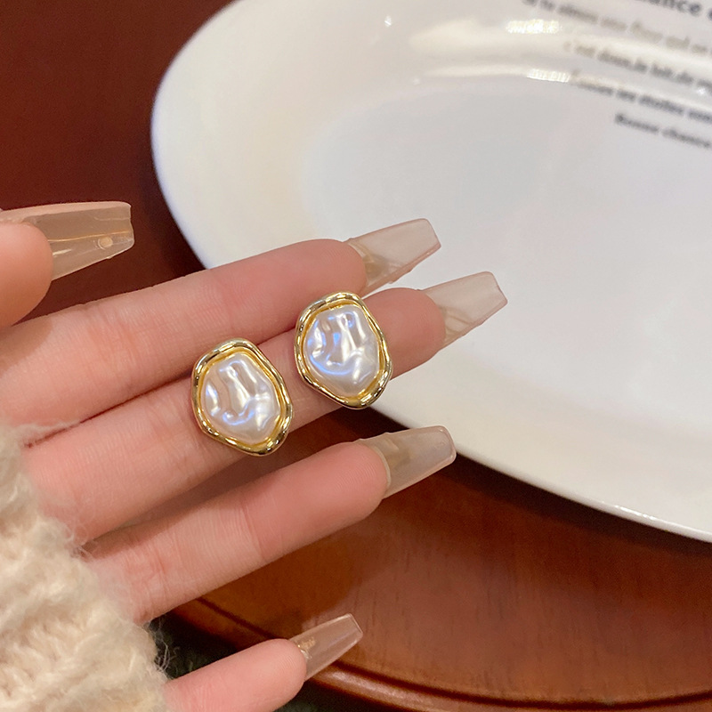 S925 Silver needle French Cuban-style pearl stud earrings for women, a light luxury, niche and high-end geometric shape bestseller full figure