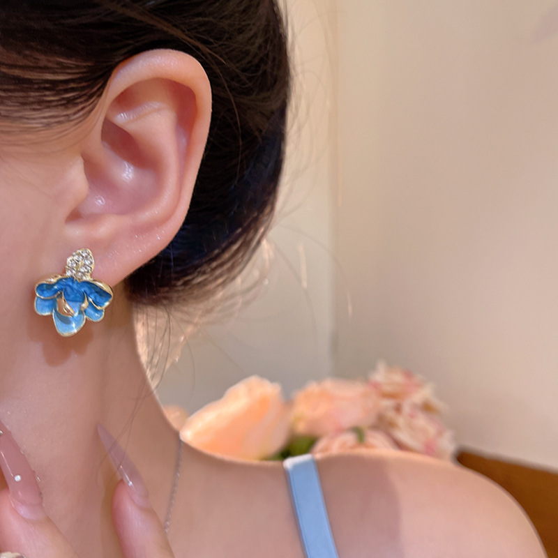 Asymmetrical blue glazed stud earrings for women, retro, niche and high-end style, diamond-encrusted leaf pearl earrings, elegant earrings Application Scenario