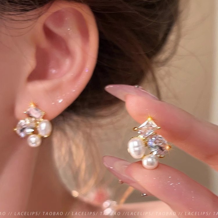 Xiaoxiang Square zirconia irregular pearl stud earrings for women, a niche high-end light luxury style earring, versatile earrings wholesale Specification drawing