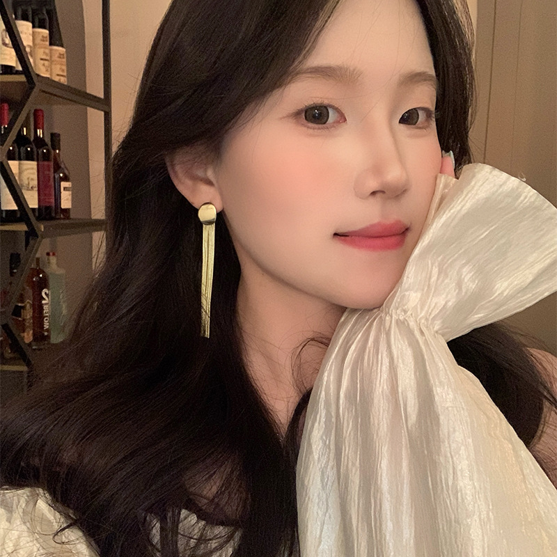 European and American style exaggerated circular tassel earrings, a light luxury and fashionable bestseller for women, exuding a sense of high-end elegance. Long earrings and earrings details Picture