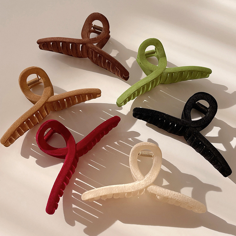 The large plush hairpin is simple, elegant and high-end. The shark hairpin is versatile and a popular back head hairpin accessory for women details Picture
