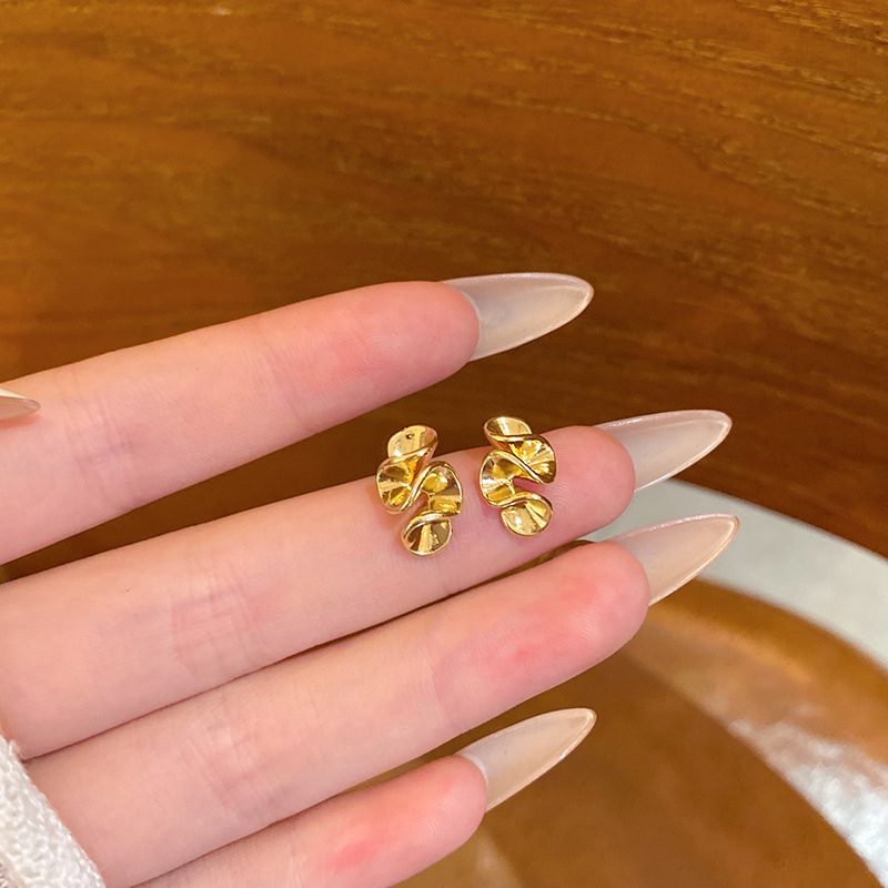 Shiny metallic texture floral pleated stud earrings, a niche design for women with a high-end feel, are fashionable and versatile, and are popular earrings on the Internet full figure
