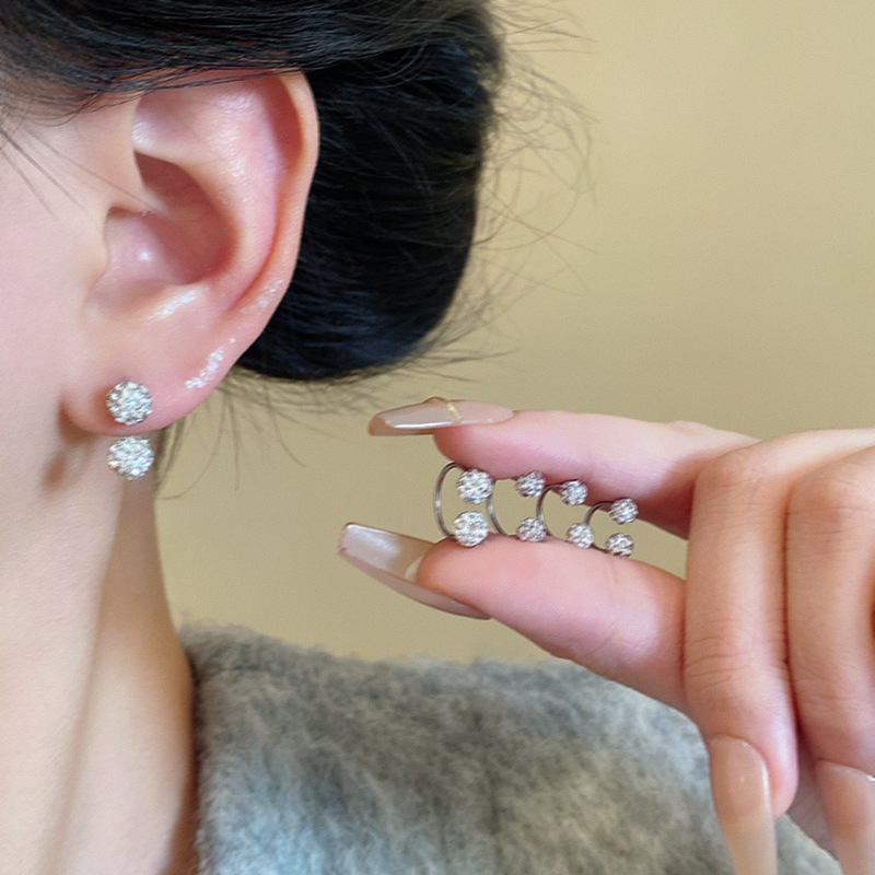 No need to take off the super sparkling ear bone stud earrings when sleeping. A high-end double-head twist-off horseshoe ring. A best-selling ear-nourishing stud accessory details Picture
