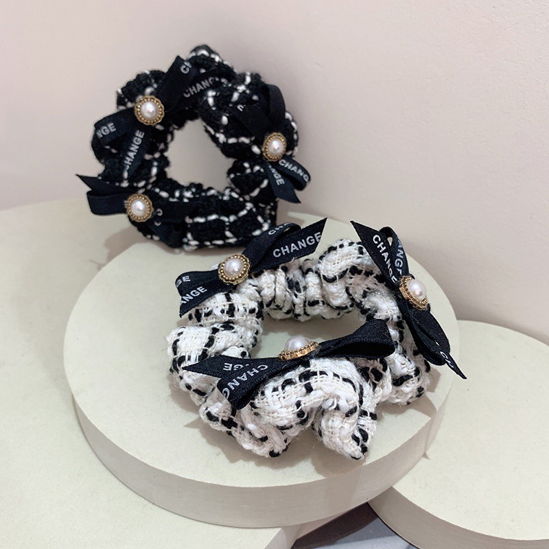 Xiaoxiang's style is a black and white checkered hair tie with a sweet and cute pearl letter ribbon bow hair tie headpiece full figure