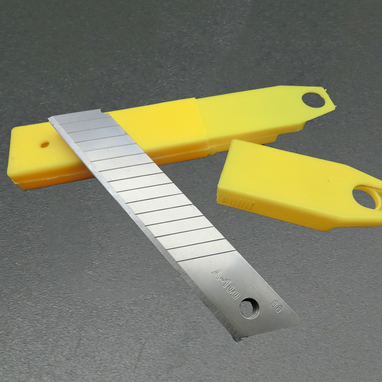 Factory wholesale black-edge blades, utility knives, paper cutting blades, medium blades, large wallpaper blades, 18mm full figure