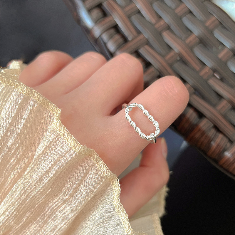 This exquisite women's ring exudes a sense of sophistication, is versatile, simple and elegant, and features a niche design that is fashionable. It is a 925 sterling silver Ins-style ring full figure