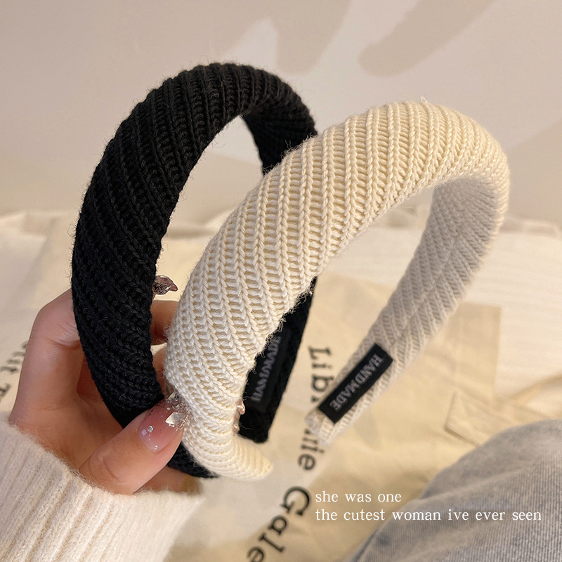 In the autumn and winter of 2022, the wide-brimmed high-top knitted hairband, a new high-end style for women, is a must-have. It can help you look stylish and go out details Picture