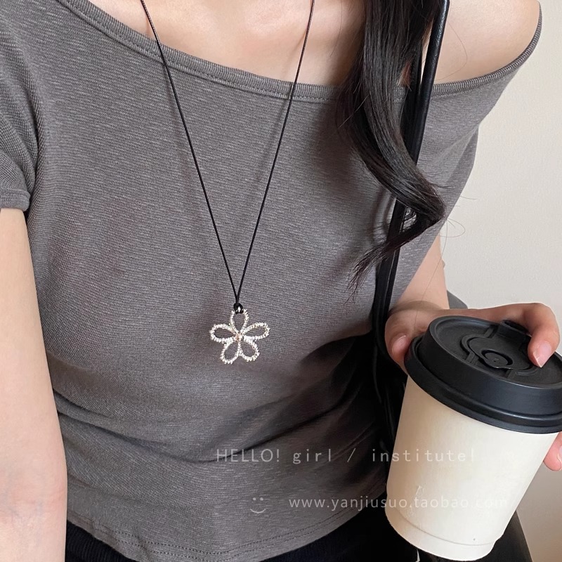 Custom-made simple Ins-style metal silver flower pendant necklace for women, retro and niche sweater chain, versatile full figure