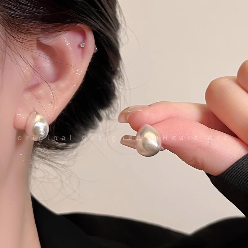 Golden matte brushed bean stud earrings for women 2025 new teardrop earrings, a high-end and light luxury bestseller for autumn and winter full figure