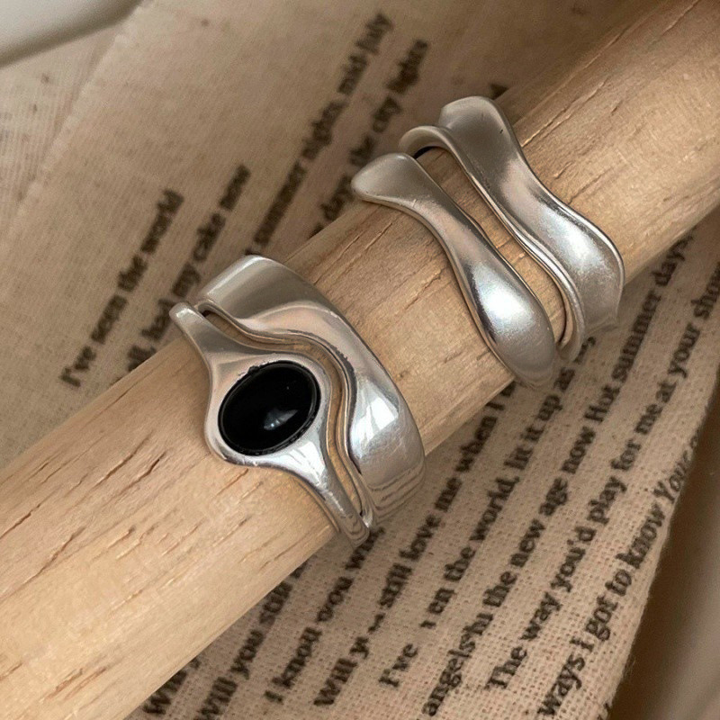 A niche design with a sweet and cool style, double-layer black oval stone open ring, a simple and fashionable hip-hop ring for women Application Scenario