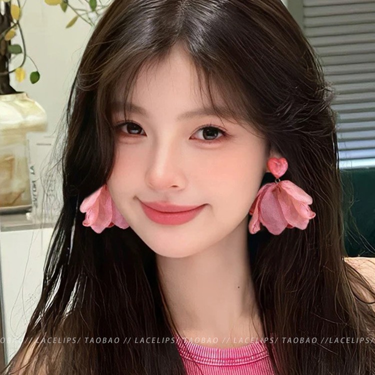 Pink sweet heart-shaped chiffon flower earrings, super ethereal seaside vacation style, exaggerated stud earrings, high-end female earrings, summer Application Scenario