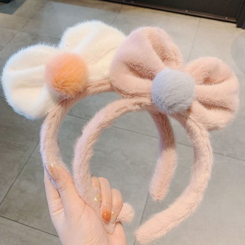 The bow plush hair band is cute and girlish. It's a versatile headband for autumn and winter, a face-washing and hair-pressing band, and a Korean rabbit hair accessory full figure