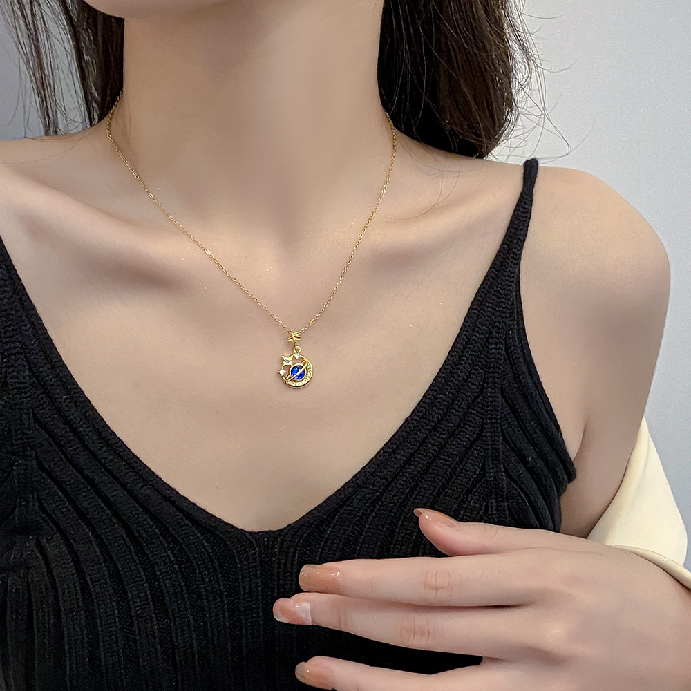 Fashionable and light luxury full-diamond star and moon pendant titanium steel necklace, a trendy and individual female Instagram influencer collarbone chain accessory details Picture