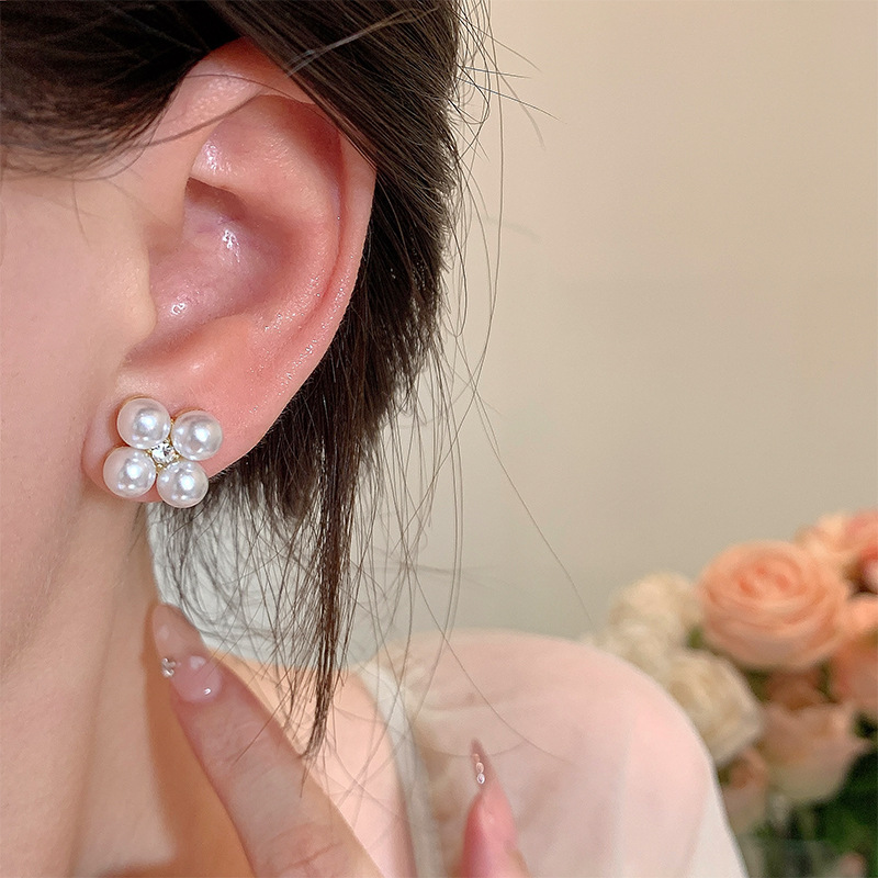 French retro zircon pearl earrings, women's fashion design, high-end feel, small stud earrings, individual temperament, internet-famous earrings Application Scenario
