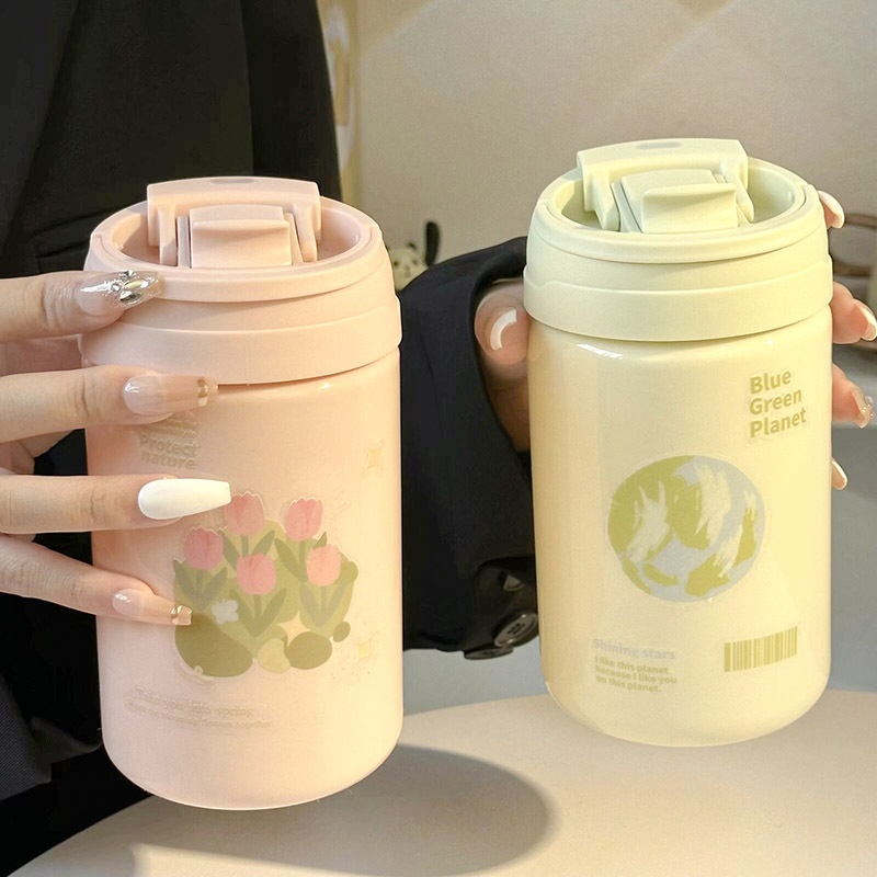 New leak-proof water cup handle for girls, simple sticker portable double-drinking straw cup, large-capacity plastic cup full figure