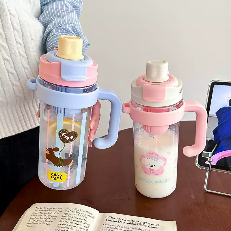 Large-capacity handle water cup, high appearance level plastic straw cup for girls, new summer tea-making style, desktop office ice cup full figure