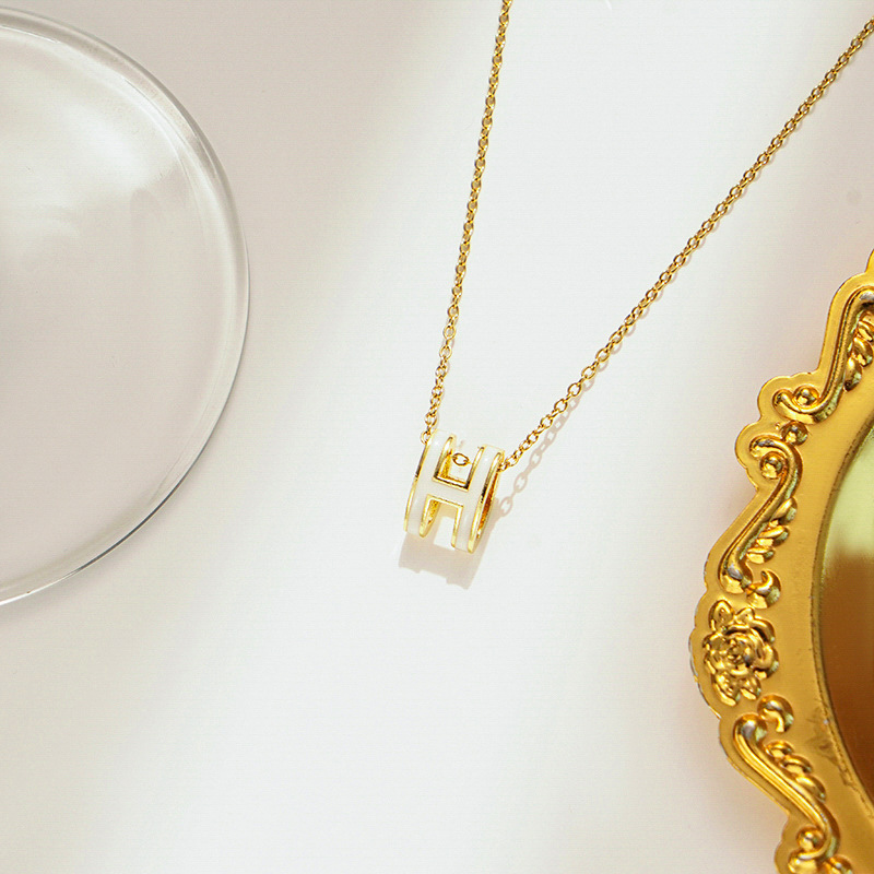The same style of copper pendant with the letter "H" on Xiaohongshu, oil drip enamel titanium steel necklace, fashionable and elegant for women, light luxury collarbone chain Application Scenario