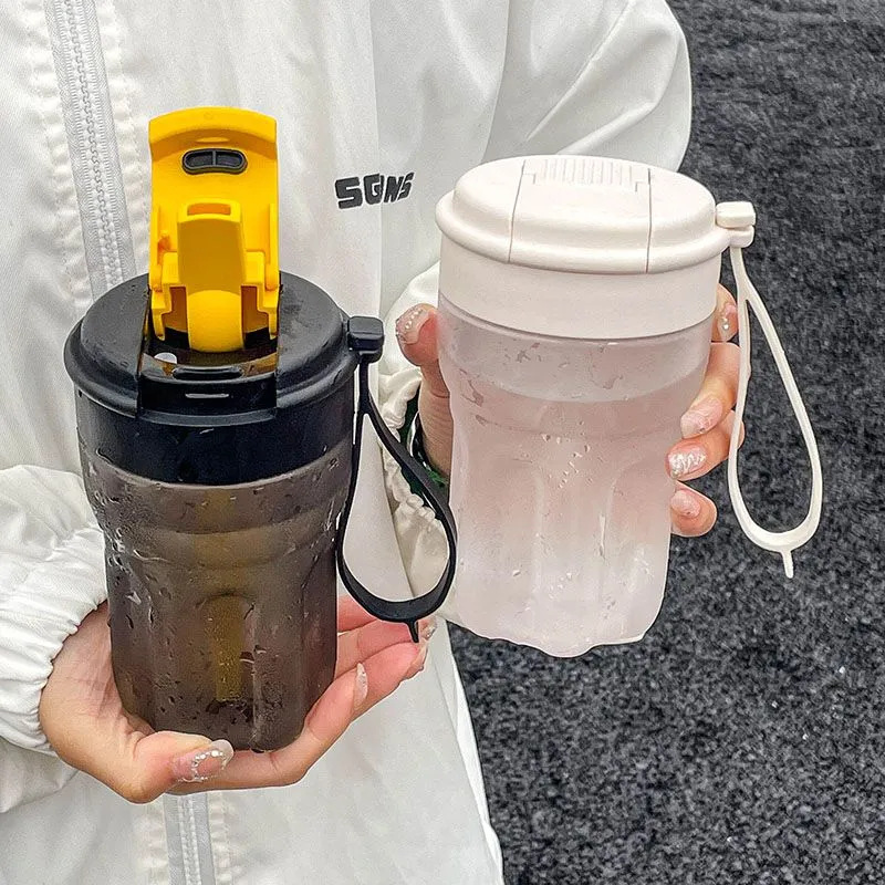Simple coffee cup with straw, portable for office use, adult plastic cup, summer sports couple gift, casual water cup full figure