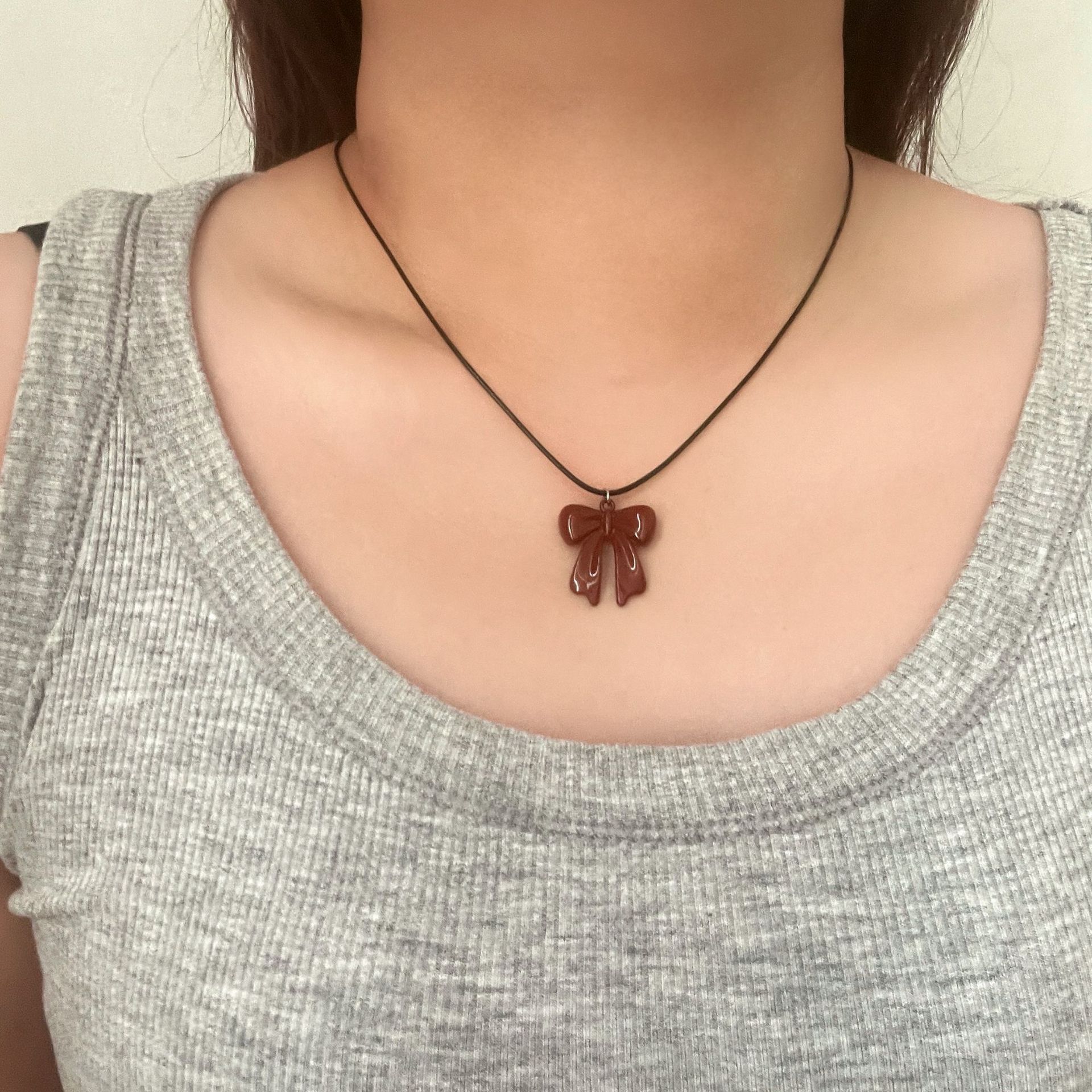 A new Korean Instagram-style sweet, cool and pure girl style wine red bow necklace with a spicy girl niche collarbone chain Specification drawing