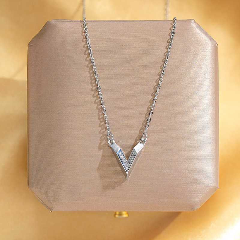 Silver diamond-encrusted V-shaped titanium steel necklace for women, fashionable, simple and versatile collarbone chain, trendy and elegant light luxury accessory wholesale Specification drawing