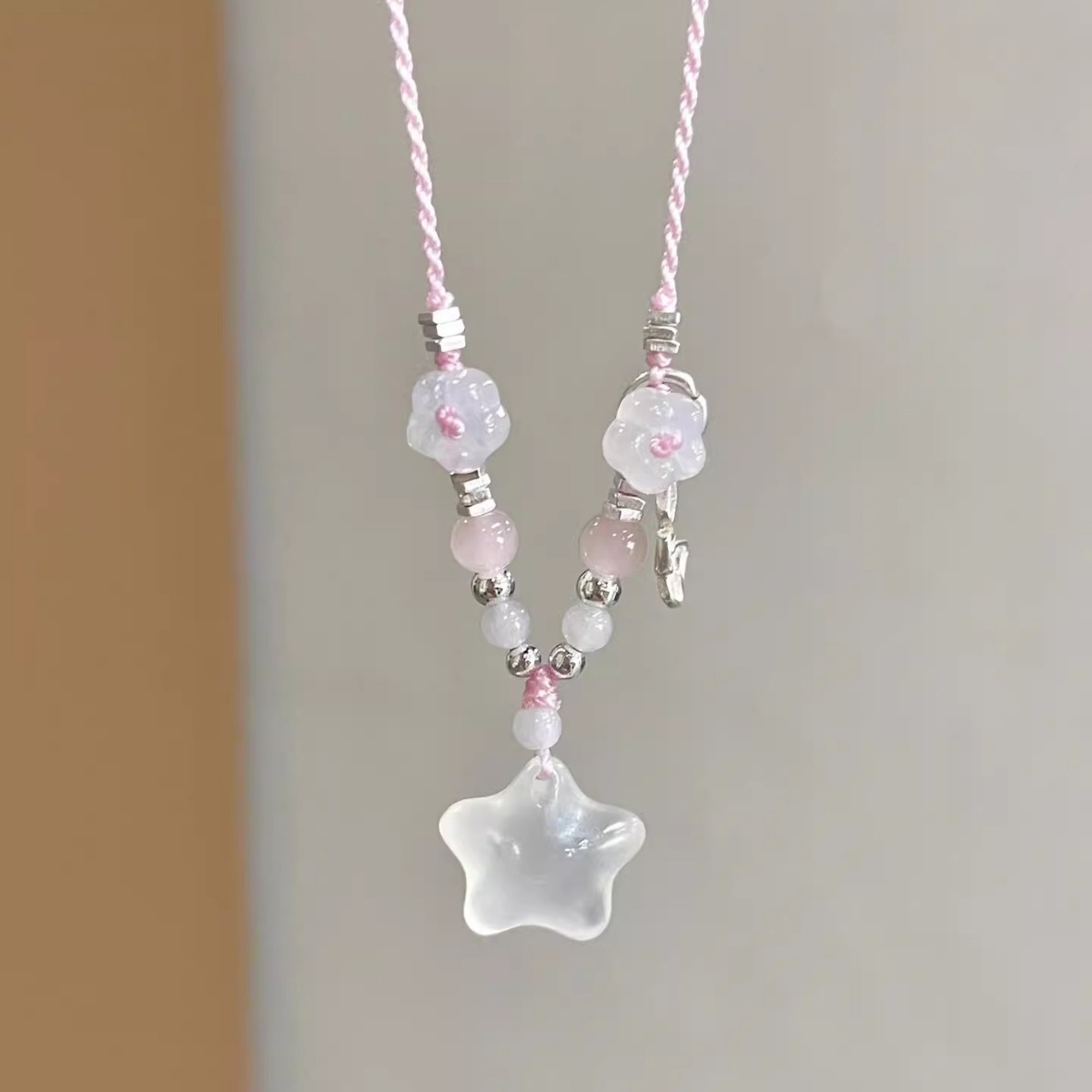 Youqianhua's niche design ice Transparent star woven rope necklace, broken silver butterfly collarbone chain, fashionable and light luxury necklace Application Scenario