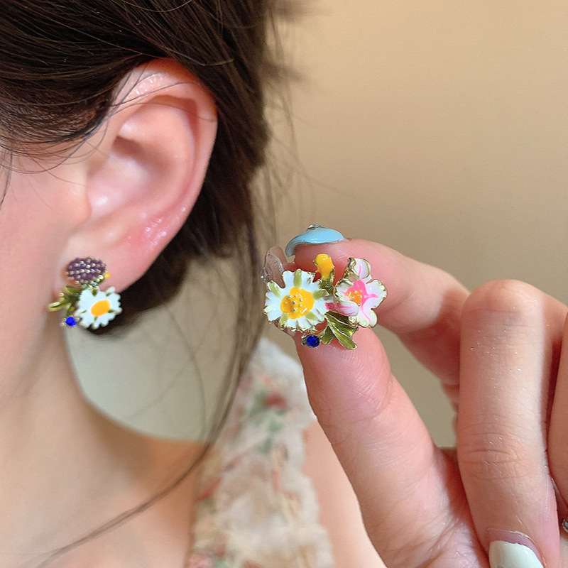 Enamel flower stud earrings for girls in spring, a sweet girl with a forest-like temperament and a high-end feel. These earrings are cute and asymmetrical details Picture