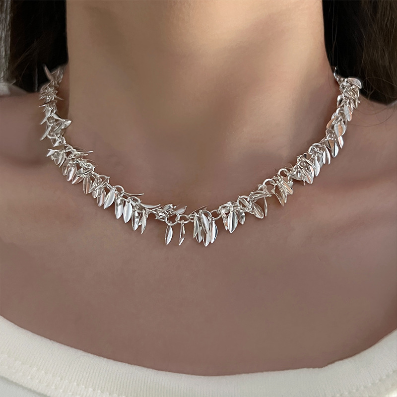 Cold and unique leaf tassel necklace, niche and light luxury style, high-end collarbone chain, neck chain, elegant and fashionable trend full figure