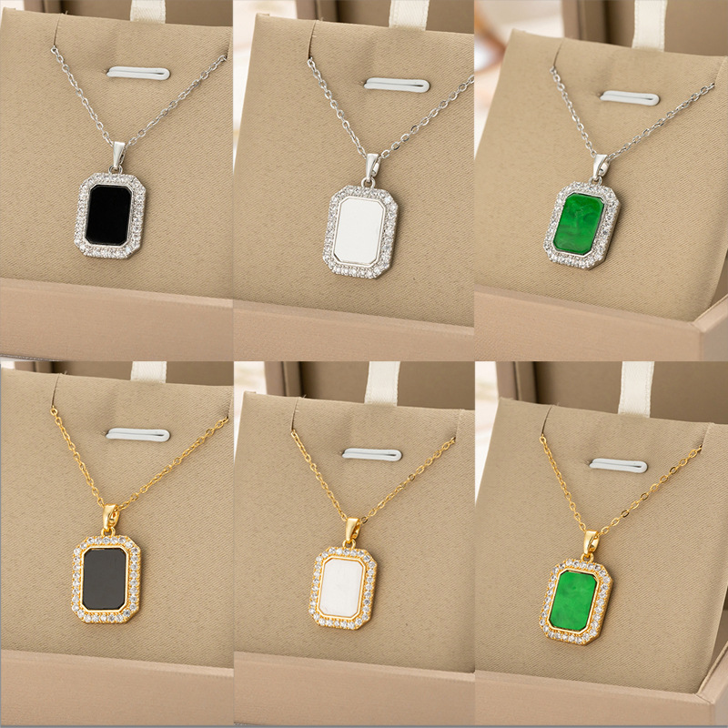 A simple and fashionable titanium steel necklace with genuine gold electroplating for women, a niche and light luxury heart-shaped wing, a popular collarbone chain, and a high-end accessory Specification drawing