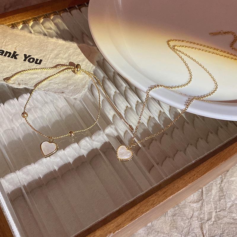 The new Korean version mother-of-pearl heart-shaped combination necklace is a fashionable, niche and high-end design for women. It is a versatile collarbone chain accessory Specification drawing