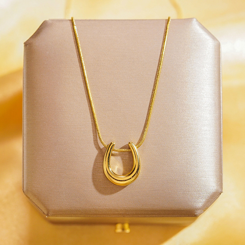 European and American stainless steel hollow horseshoe snake bone necklace for women, a niche and elegant light luxury collarbone chain, a popular and non-fading accessory details Picture