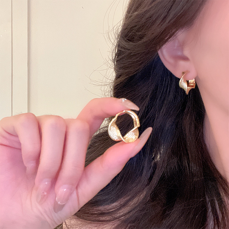 European and American metal cold style golden ear rings, light luxury and unique design, exaggerated and versatile earrings, irregular circle earrings details Picture