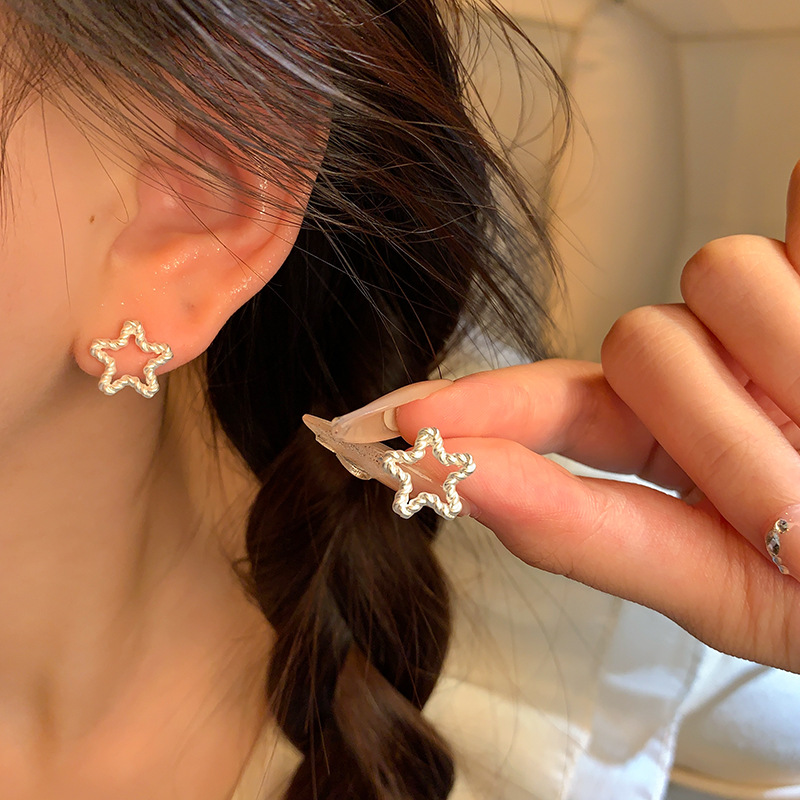 Korean-style metal star earrings for women, simple and individual stud earrings, fashionable and cool, versatile and elegant earrings for commuters and Internet celebrities Application Scenario